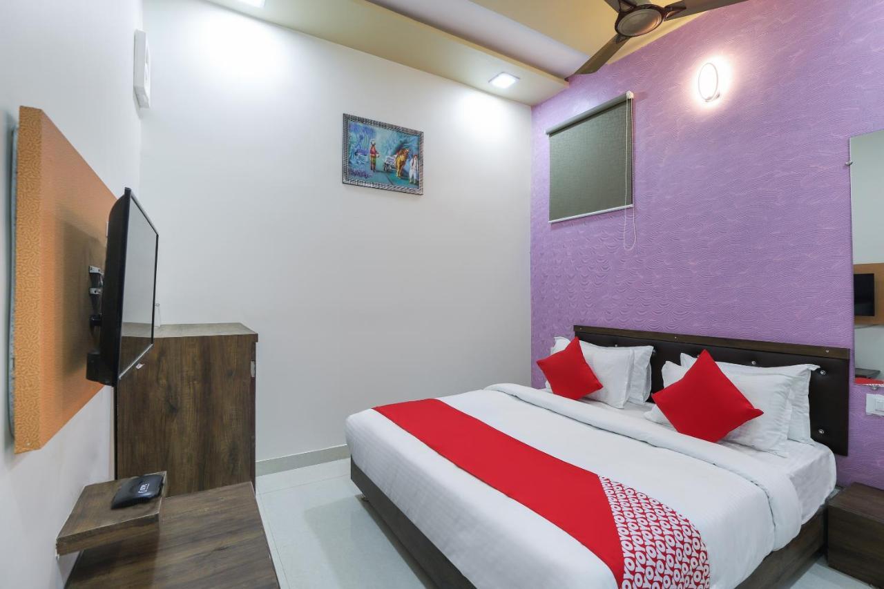 OYO 47110 Hotel Royal Palace Naroda Exterior foto