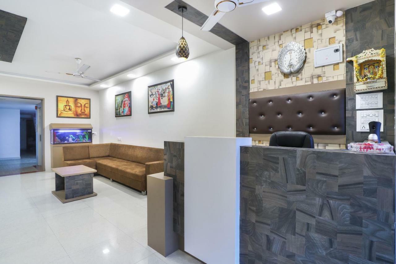 OYO 47110 Hotel Royal Palace Naroda Exterior foto