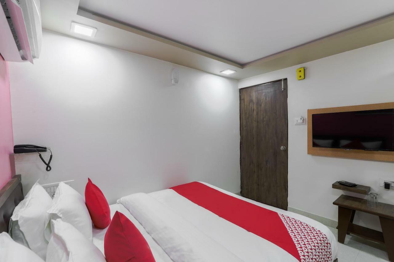OYO 47110 Hotel Royal Palace Naroda Exterior foto
