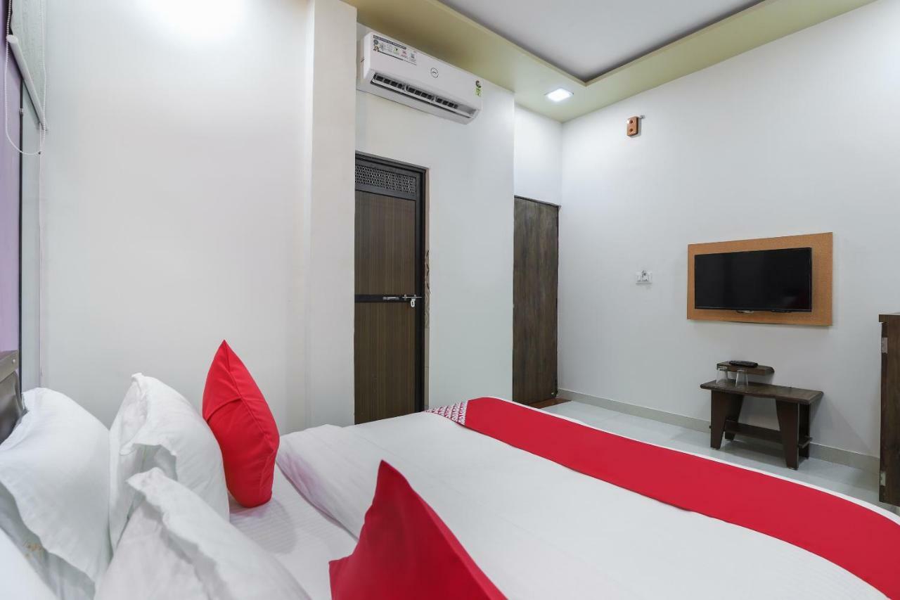 OYO 47110 Hotel Royal Palace Naroda Exterior foto